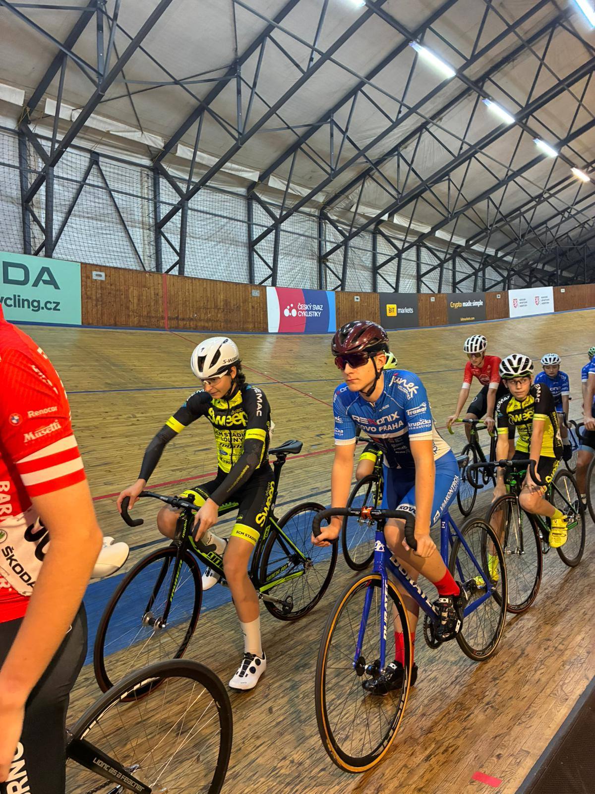 Středeční závody v Motole